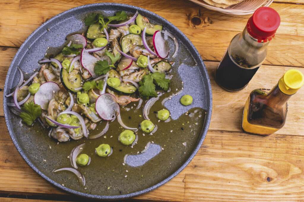 Delicioso plato de aguachile con cebolla guacamole chile salsa inglesa